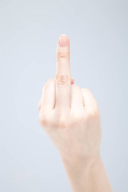 Beyaz arka planda el hareketi yapan kadınların yakın çekimi. 