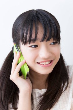 Asyalı kız cep telefonu ile