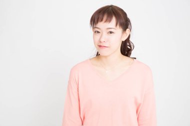 Stüdyoda poz veren Asyalı kadın portresi 