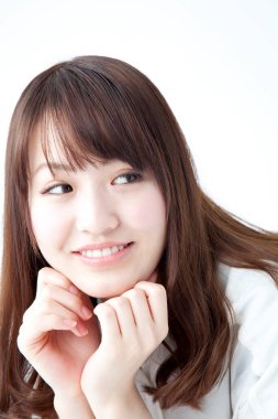 Beyaz arka planda poz veren genç bir kadın 