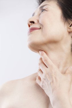 kadının boynuna dokunuyor