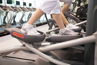 Spor salonunda koşan kadın bacaklarını kapat.