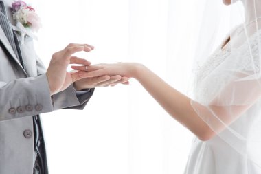 Gelin ve damat düğün günü yüzük değiştiriyor. 