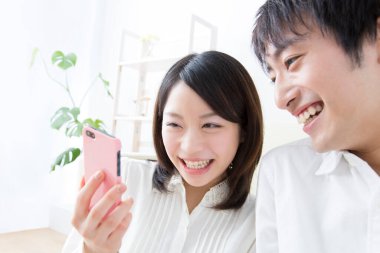 Bir kadın ve bir erkek selfie çekiyorlar.