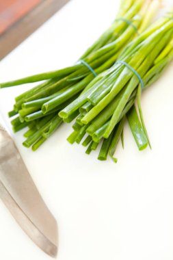 Tahta masa manzaralı taze soğan. 