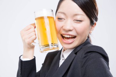 Beyaz arka planda bira tutan kadın. 