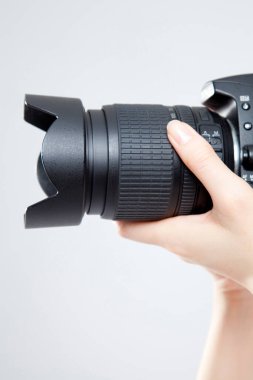 Arka planda fotoğraf makinesi olan kadın. 