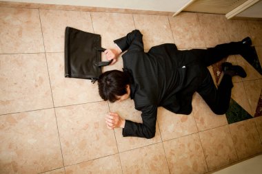 İş adamı yerde uyuyor. 