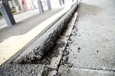 Depremden sonra asfalt yol yüzeyi kırılmış.