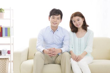 genç bir çift evde portresi