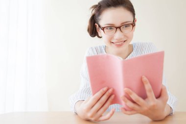 Asyalı kadın kitap okuma