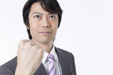 Beyaz takım elbiseli Japon işadamının portresi.