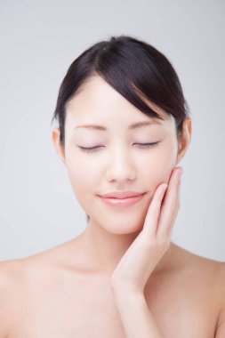 Mükemmel ciltli güzel bir Asyalı kadın. Yaklaş. Yüz bakımı ve kozmetoloji, güzellik ve kaplıca konsepti, kadın güzelliği