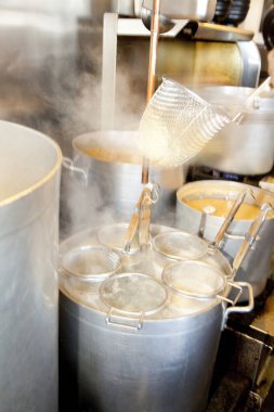 Mutfakta buharlı tencere ve süzgeçler.