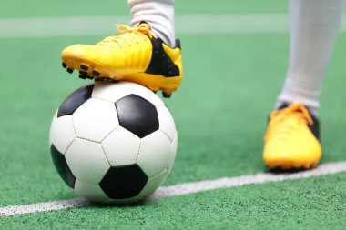 Futbol sahasında futbolcu