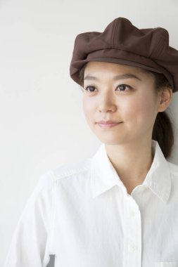 Kahverengi bereli güzel Japon garsonun portresi.