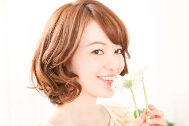 Çiçekçide güzel bir Japon kadının portresi.