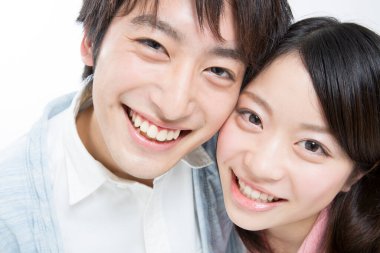 Genç çift kameranın önünde gülümsüyor.