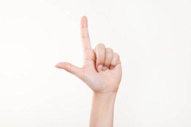 Beyaz arka planda el hareketi yapan kadınların yakın çekimi. 