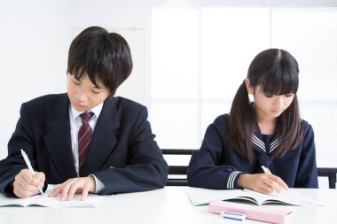 Ders sırasında sınıflarda oturan Japon öğrenciler, beyaz arkaplan 