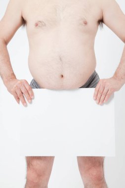 Boş ilan panosuyla şişman bir adamın kesilmiş fotoğrafı.