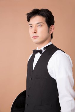 Japon garson üniformalı adamın stüdyo portresi.