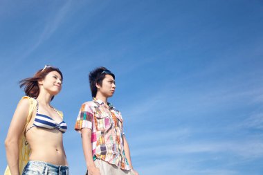 Genç Asyalı çift sahilde