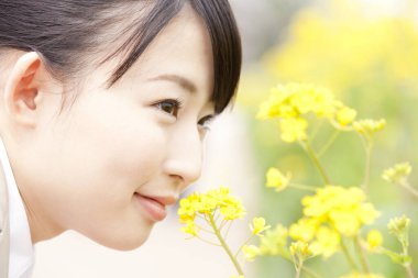 Bahçedeki genç kadın.