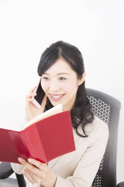 İş yerinde cep telefonu kullanan bir kadın. 