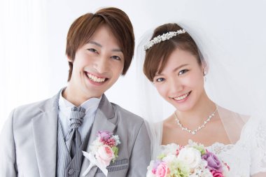 Genç ve güzel Asyalı gelin ve damat