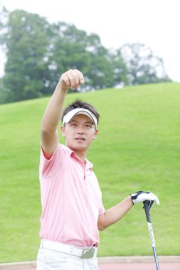 Sahadaki genç Japon golfçünün portresi
