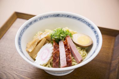 Japon erişteleri beyaz kasede servis edilir.