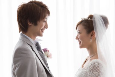 Gelin ve damat birbirine bakarak