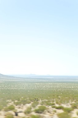 hareket bulanık güzel vadi manzaralı yeşil bitkiler ve ufukta tepeler