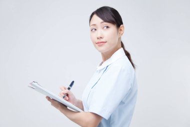 Genç hemşirenin portresi.