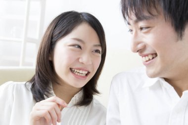 Bir erkek ve bir kadın birbirlerine gülümsüyor.