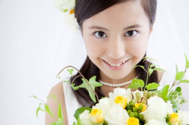 Bir buket çiçekli güzel Japon gelininin portresi