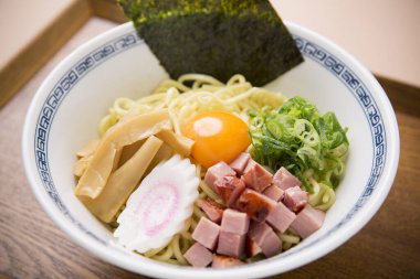 Japon erişteleri beyaz kasede servis edilir.