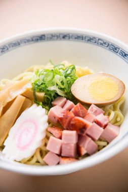 Japon erişteleri beyaz kasede servis edilir.