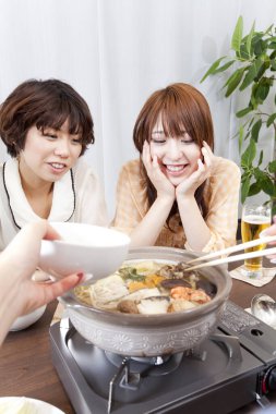 Restoranda yemek yiyen Asyalı kadınlar