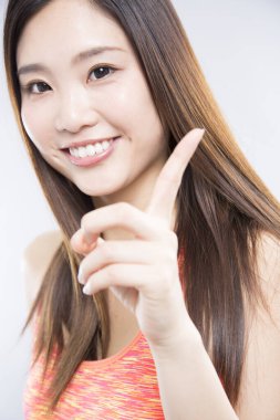 Parmak gösteren Asyalı kadın.