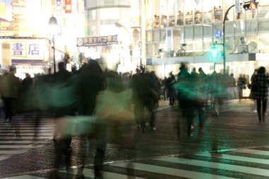 Tokyo, Japonya 'nın Shibuya bölgesinde. Shibuya Geçidi dünyadaki en yoğun yaya geçitlerinden biridir.