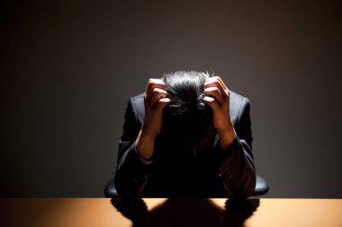 Depresyonda olan Asyalı adam.