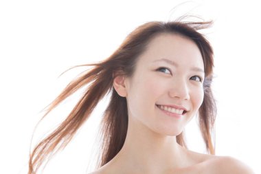 Beyaz arka planda gülümseyen Asyalı kadın 