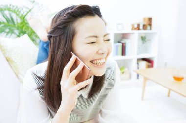 Asyalı kadın cep telefonunda söz