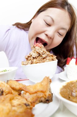 Şişman Asyalı kadın et yiyor. Stüdyo resmi