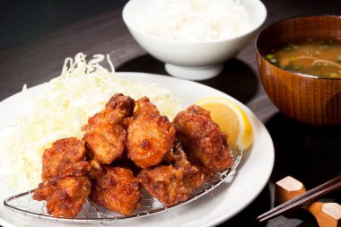 Tabakta pilavlı tavuk. 