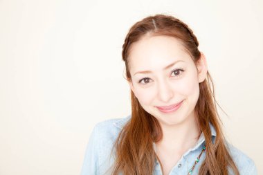 Kameraya bakan genç ve güzel Asyalı kadının portresi. 