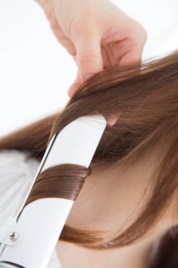 Güzellik salonunda kadın kuaförlük yapıyor.