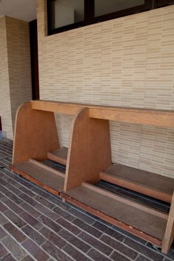 Ahşap mobilyalar desenli duvar ve zemine karşı